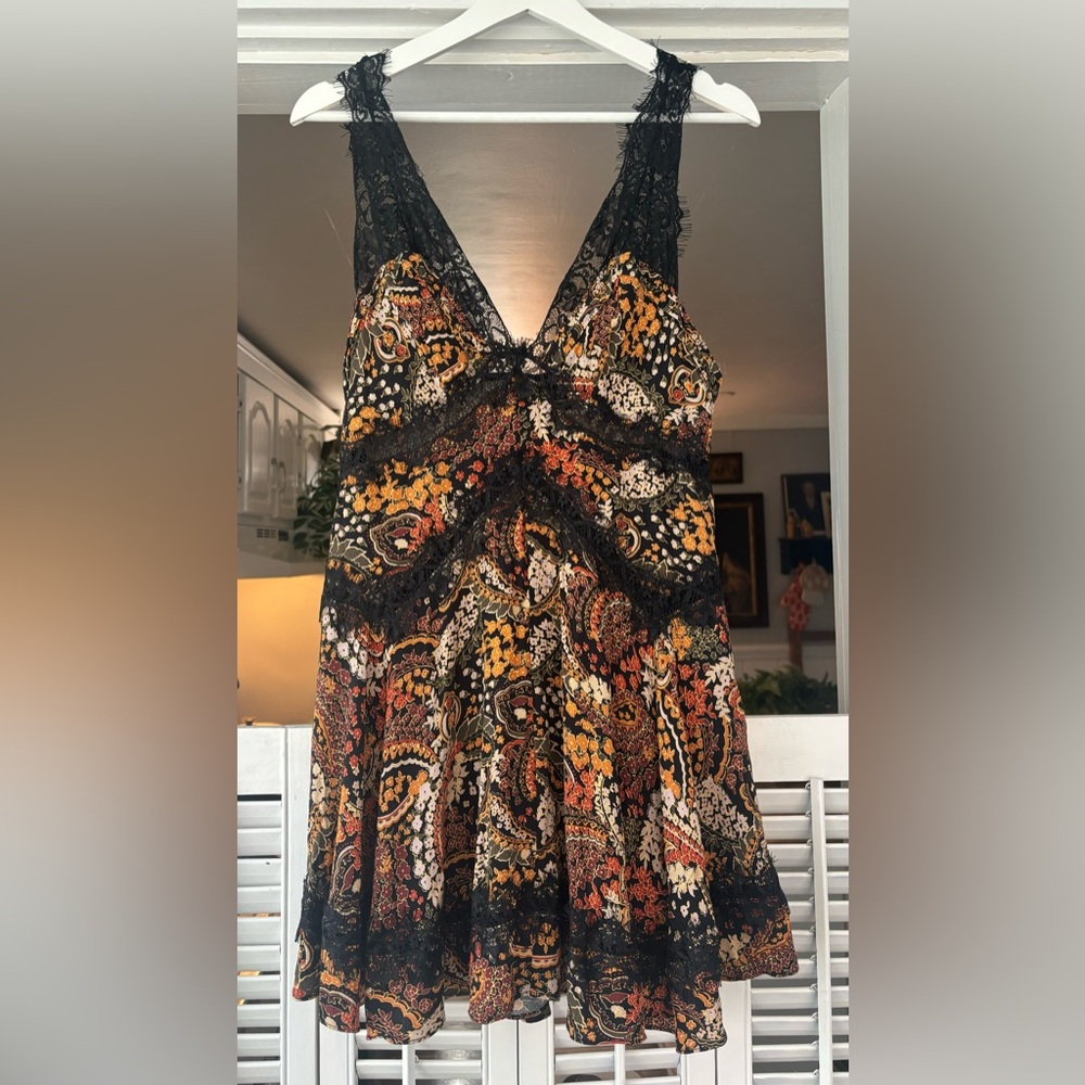 Urban Outfitters | Autumn Floral Lace-Trimmed Mini Dress 🍂🌻🖤